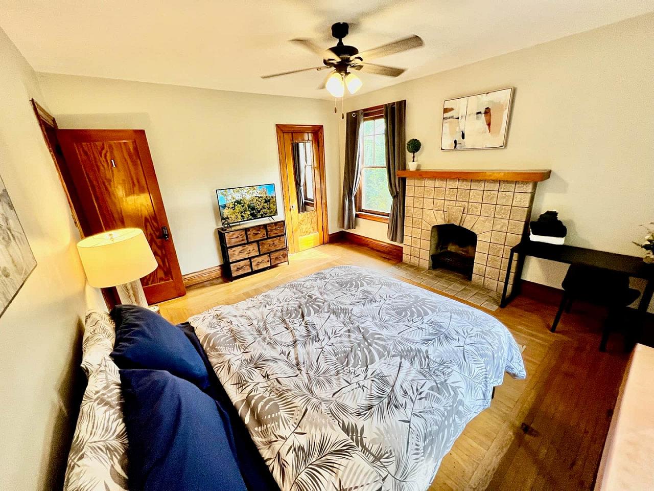 Southern Charm Private Queen Bedroom Suite 1 - Spacious Bedroom w/ relaxing view nearby Jerry McClatchey Field House - Gallery - 8