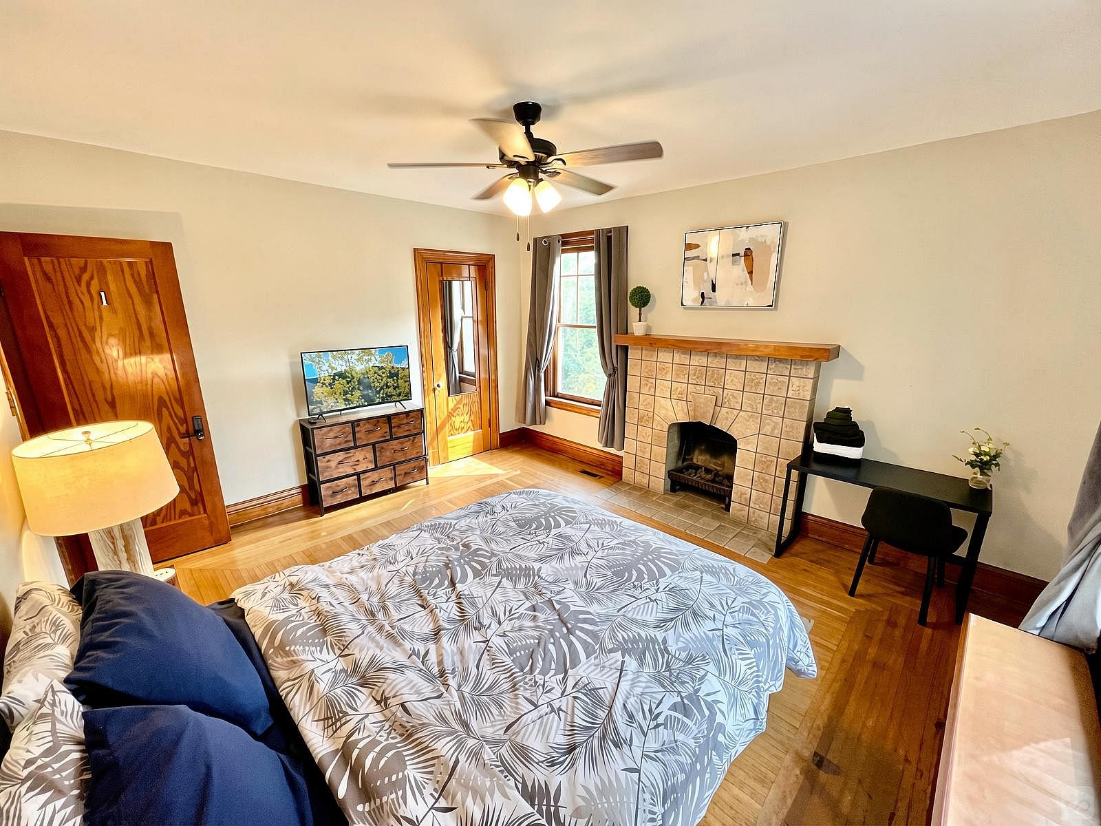 Southern Charm Private Queen Bedroom Suite 1 - Spacious Bedroom w/ relaxing view nearby Jerry McClatchey Field House - Gallery - 30