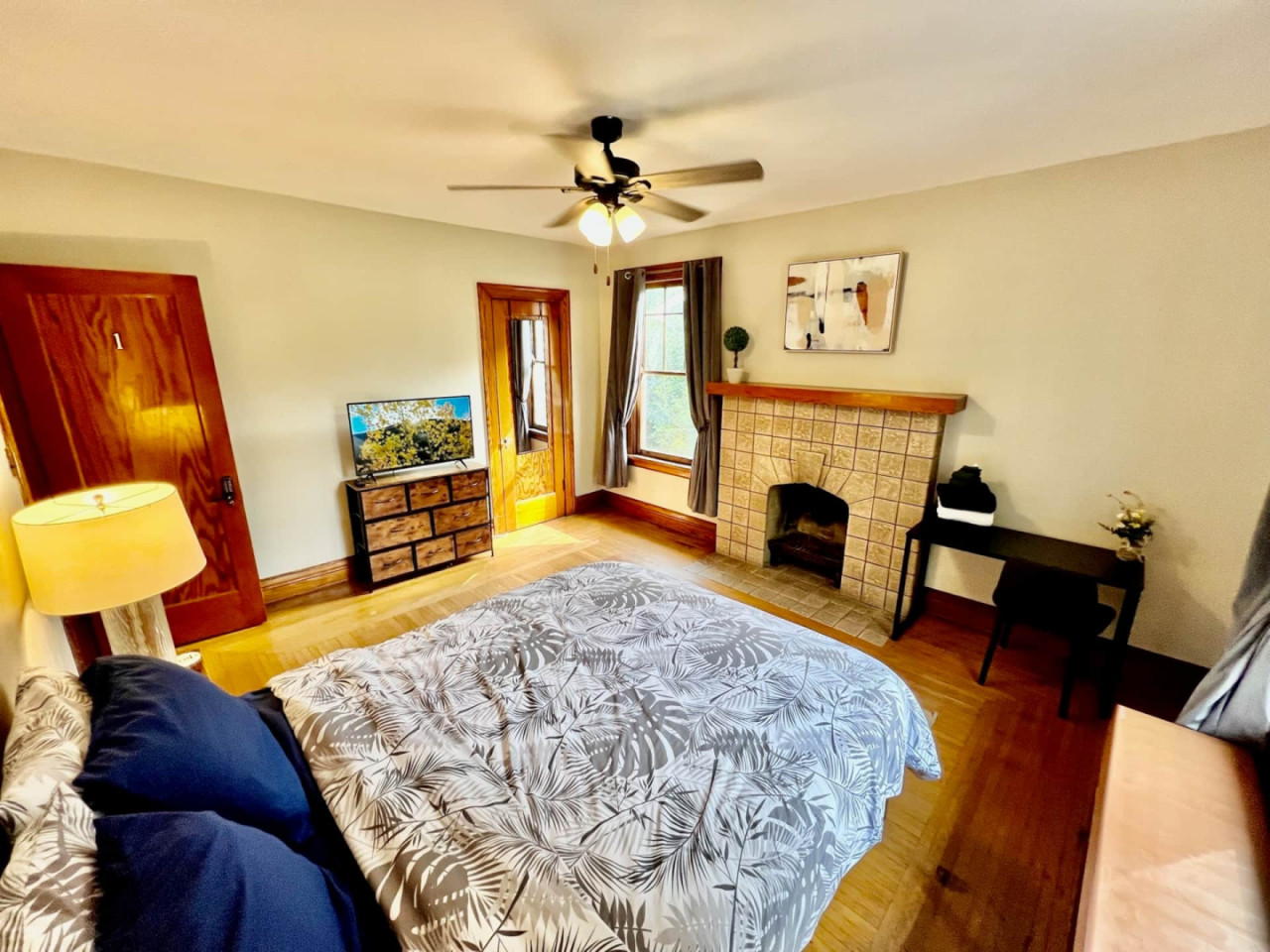 Southern Charm Private Queen Bedroom Suite 1 - Spacious Bedroom w/ relaxing view nearby Jerry McClatchey Field House - Gallery - 18