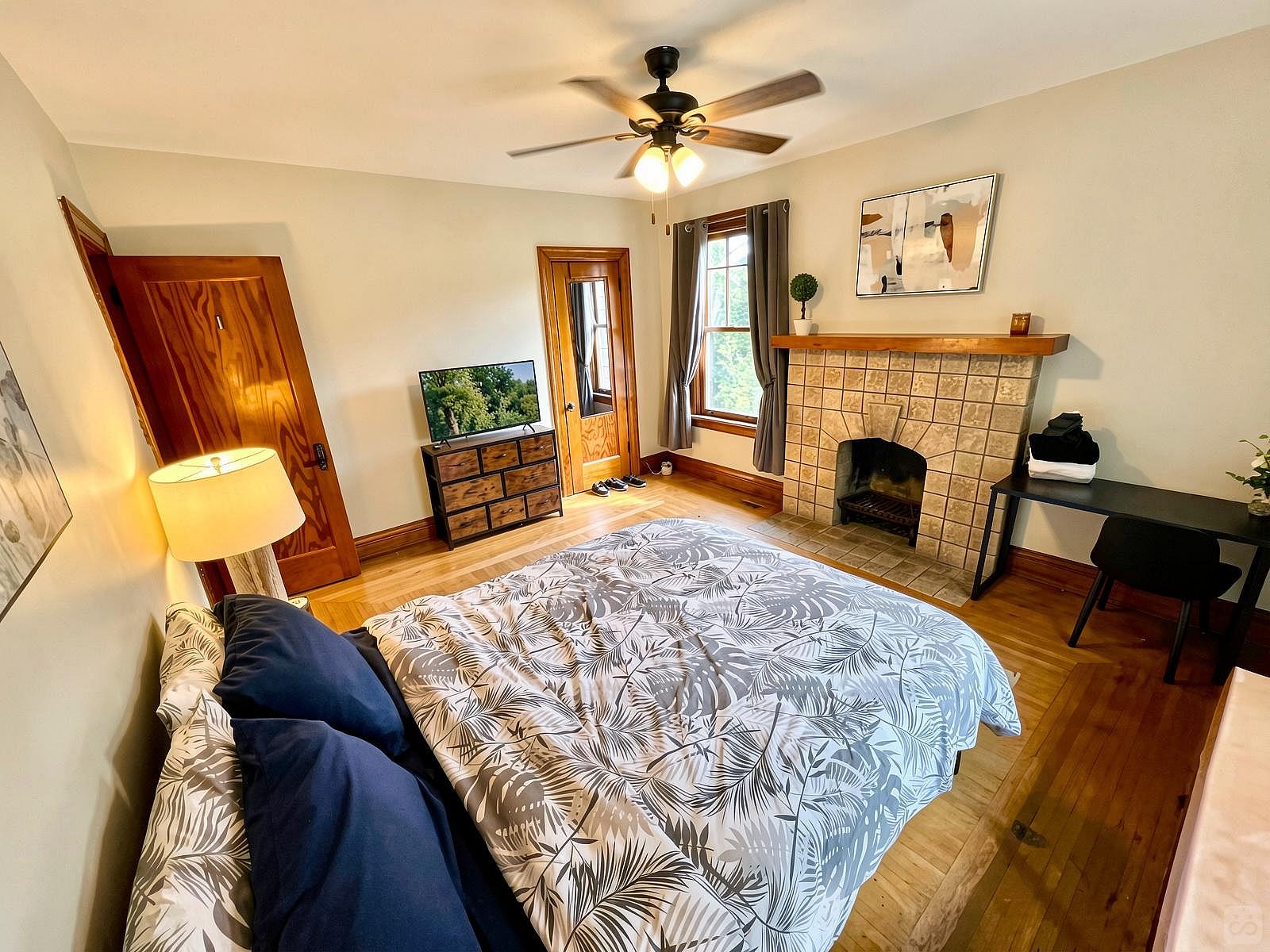Southern Charm Private Queen Bedroom Suite 1 - Spacious Bedroom w/ relaxing view nearby Jerry McClatchey Field House - Gallery - 26