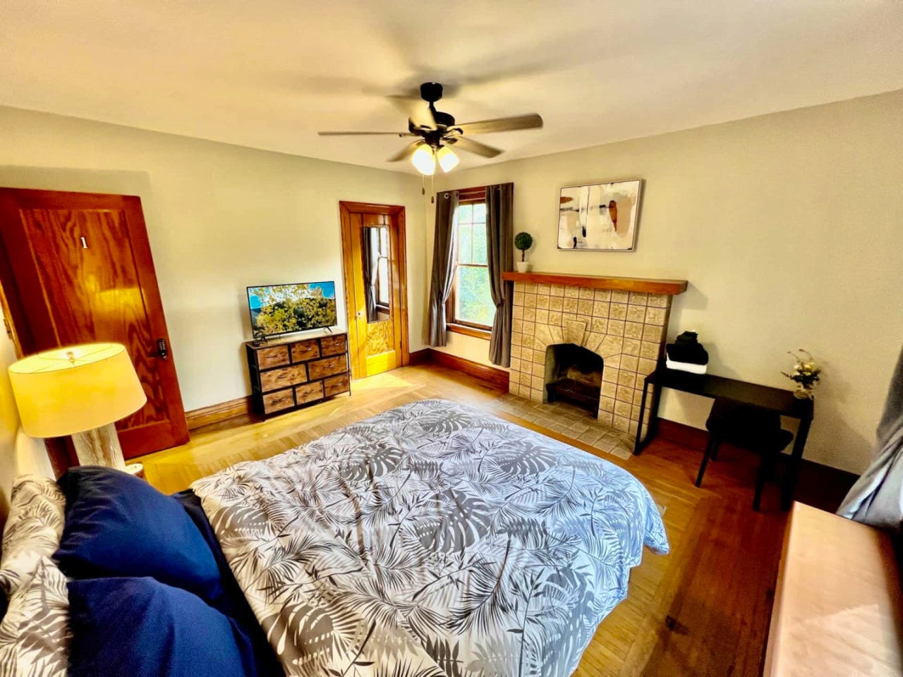 Southern Charm Private Queen Bedroom Suite 1 - Spacious Bedroom w/ relaxing view nearby Jerry McClatchey Field House - Gallery - 24