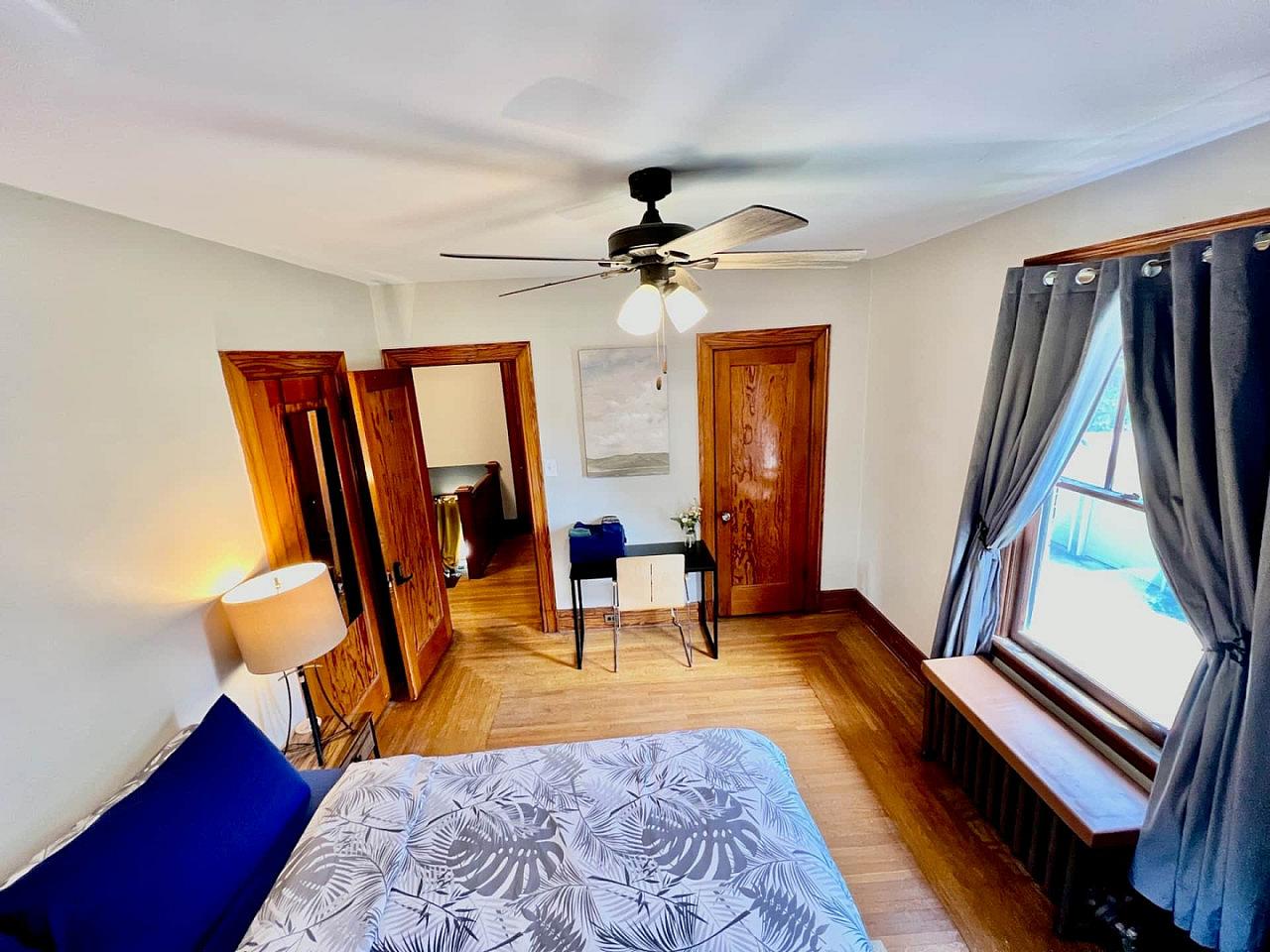 Southern Charm Private Queen Bedroom Suite 2 - Spacious Bedroom w/ relaxing view nearby Jerry McClatchey Field House - Gallery - 7