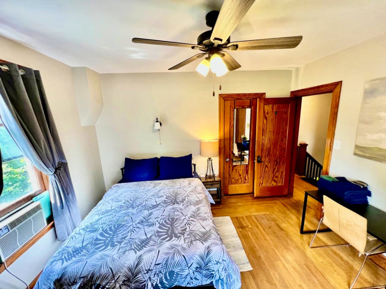 Southern Charm Private Queen Bedroom Suite 2 - Spacious Bedroom w/ relaxing view nearby Jerry McClatchey Field House - Gallery - 20