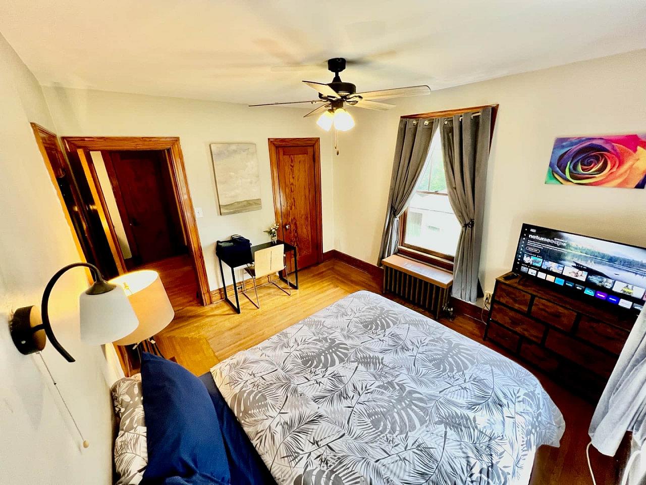 Southern Charm Private Queen Bedroom Suite 2 - Spacious Bedroom w/ relaxing view nearby Jerry McClatchey Field House - Gallery - 8