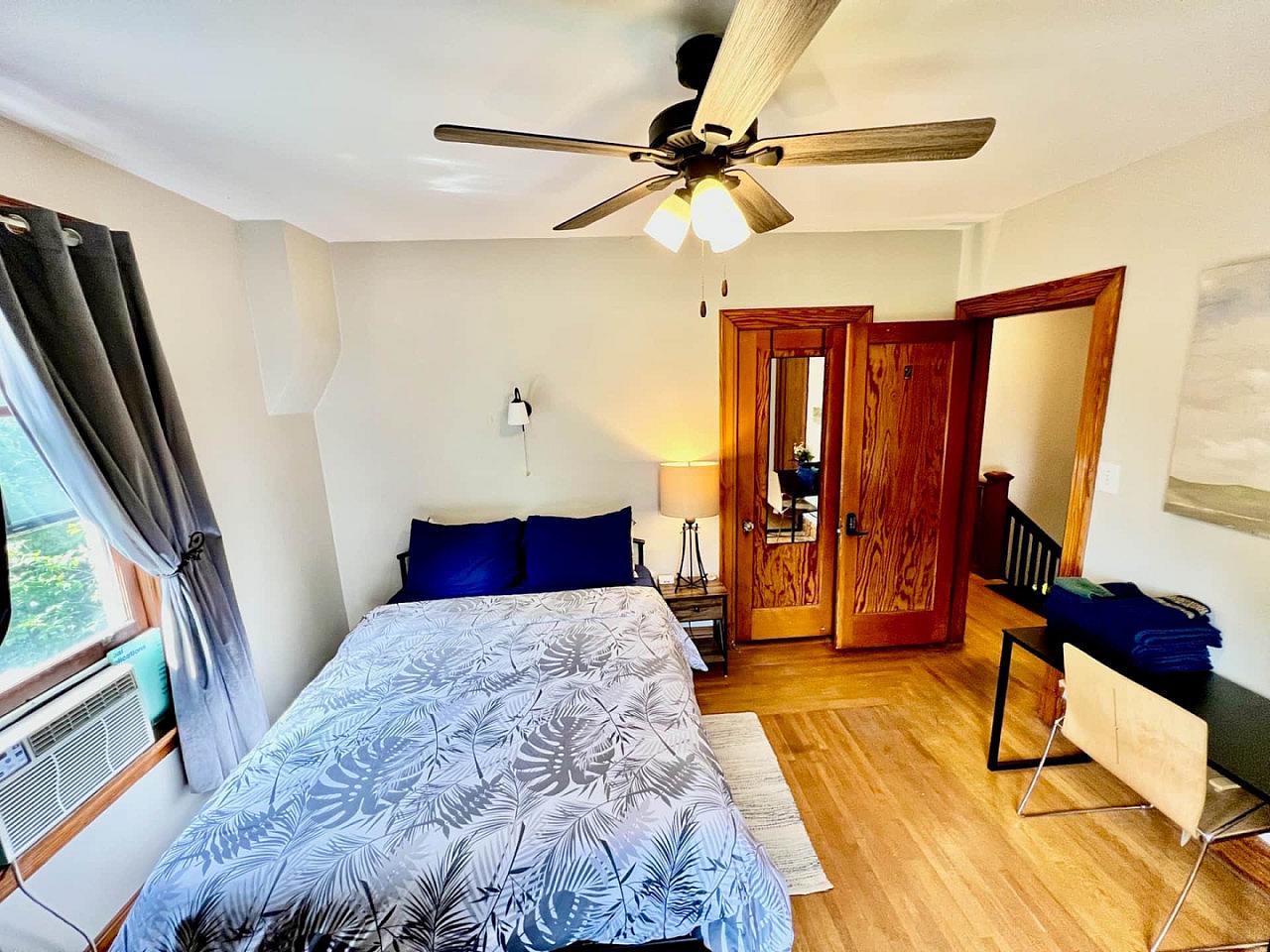 Southern Charm Private Queen Bedroom Suite 2 - Spacious Bedroom w/ relaxing view nearby Jerry McClatchey Field House - Gallery - 13
