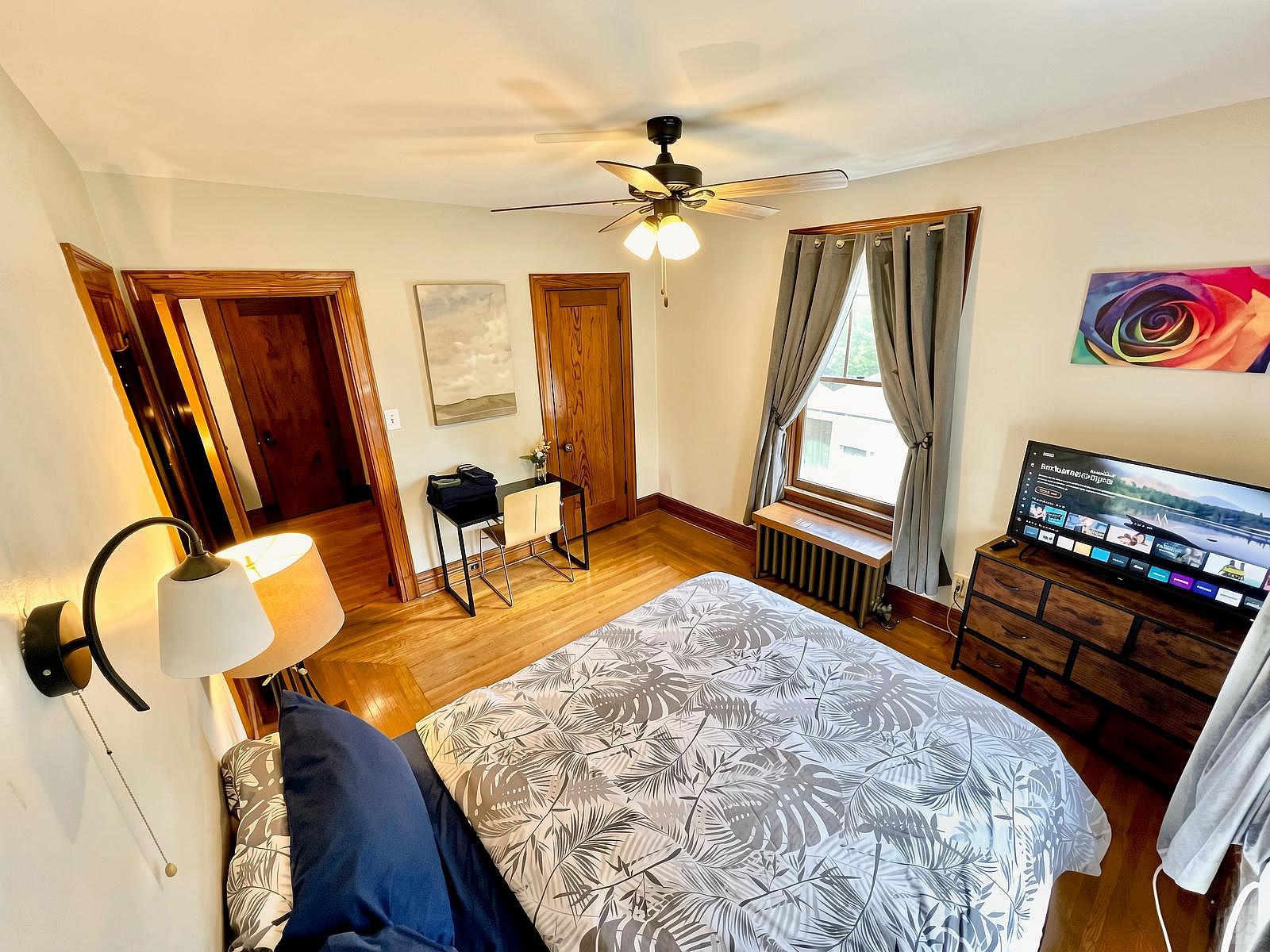 Southern Charm Private Queen Bedroom Suite 2 - Spacious Bedroom w/ relaxing view nearby Jerry McClatchey Field House - Gallery - 3