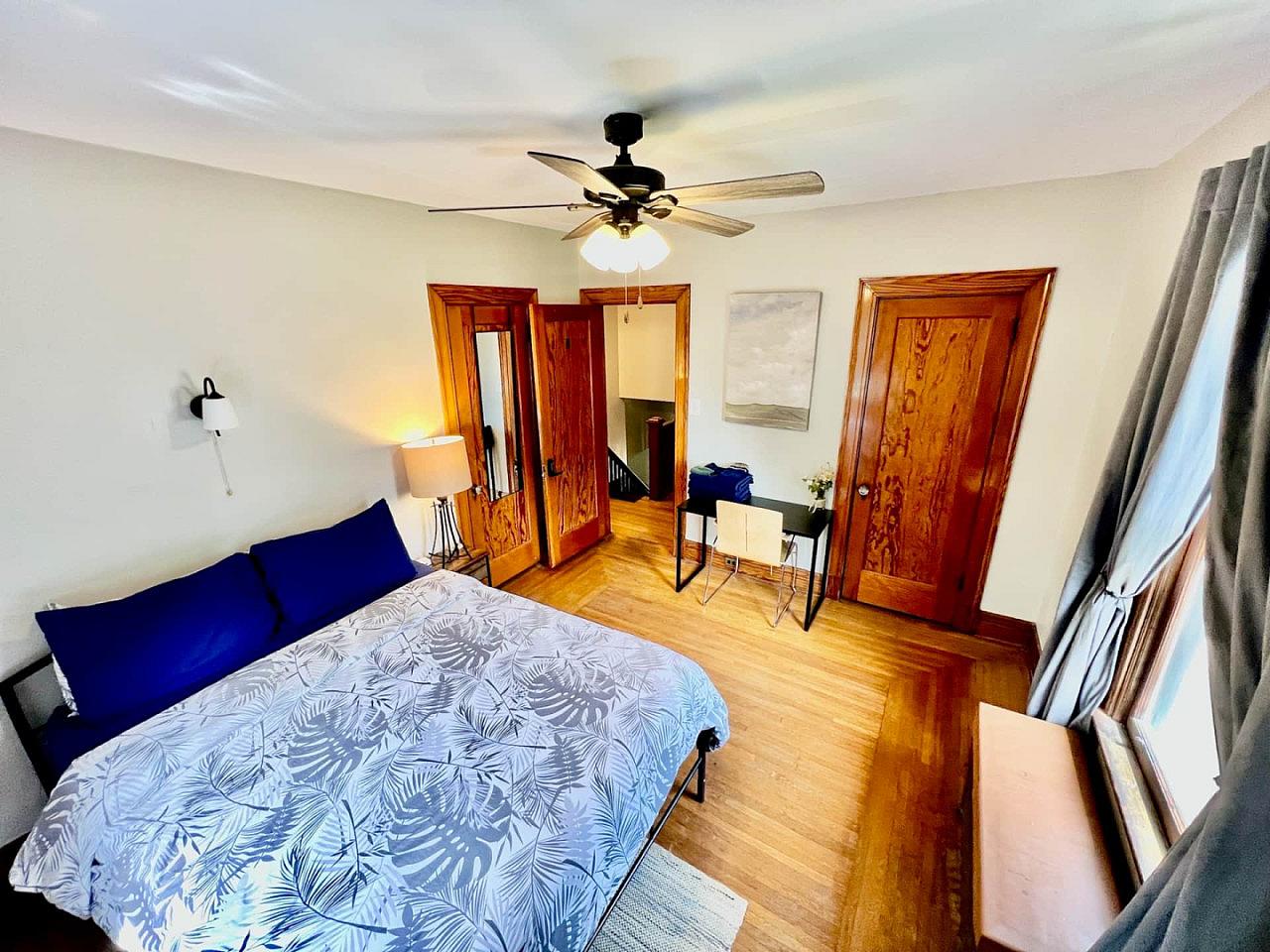 Southern Charm Private Queen Bedroom Suite 2 - Spacious Bedroom w/ relaxing view nearby Jerry McClatchey Field House - Gallery - 6