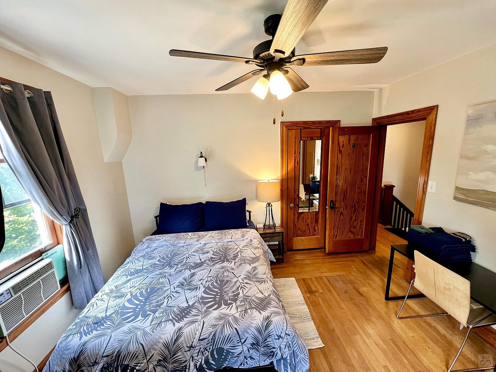 Southern Charm Private Queen Bedroom Suite 2 - Spacious Bedroom w/ relaxing view nearby Jerry McClatchey Field House - Gallery - 5