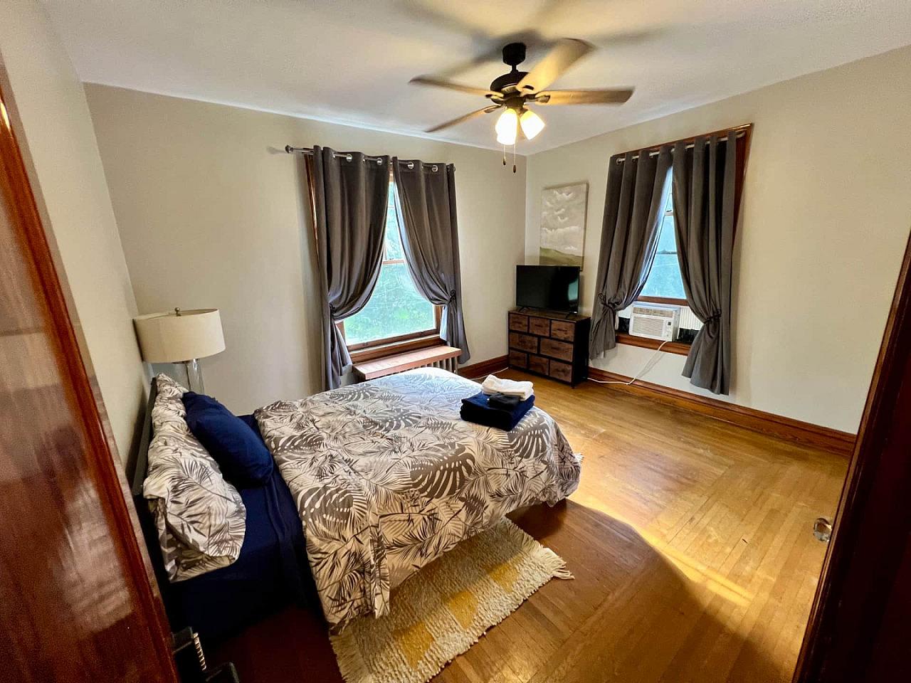 Southern Charm Private Full Bedroom Suite 3 - Spacious Bedroom w/ relaxing view nearby Jerry McClatchey Field House - Gallery - 3