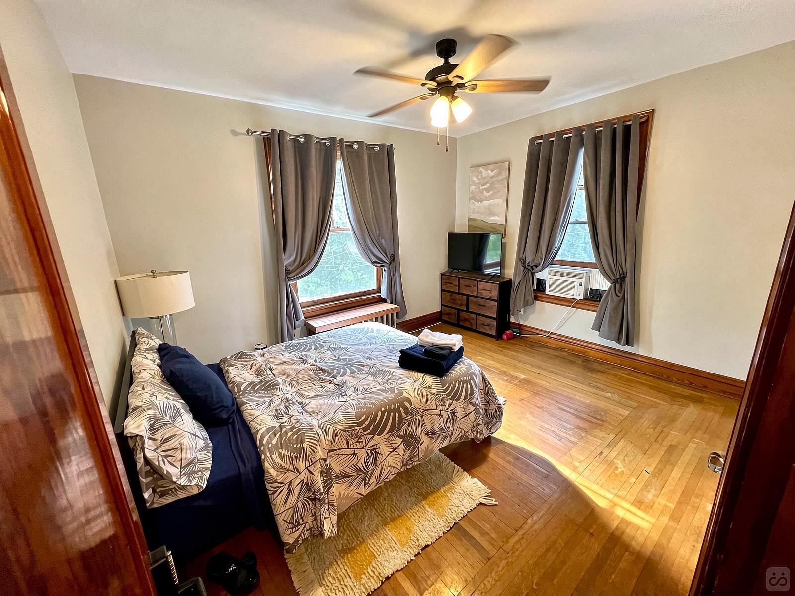 Southern Charm Private Full Bedroom Suite 3 - Spacious Bedroom w/ relaxing view nearby Jerry McClatchey Field House - Gallery - 23
