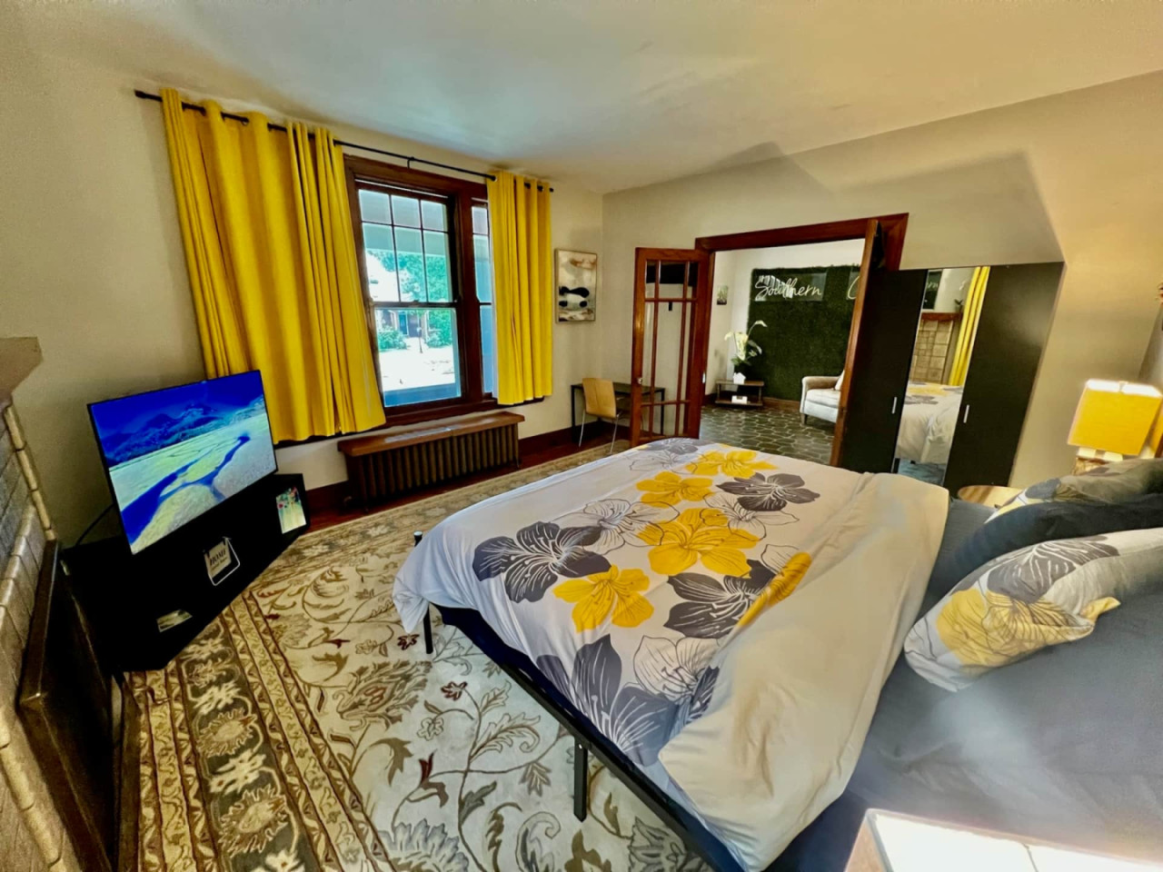 Southern Charm Private King Bedroom Suite 4 - Spacious Bedroom w/ relaxing view nearby Jerry McClatchey Field House - Gallery - 14