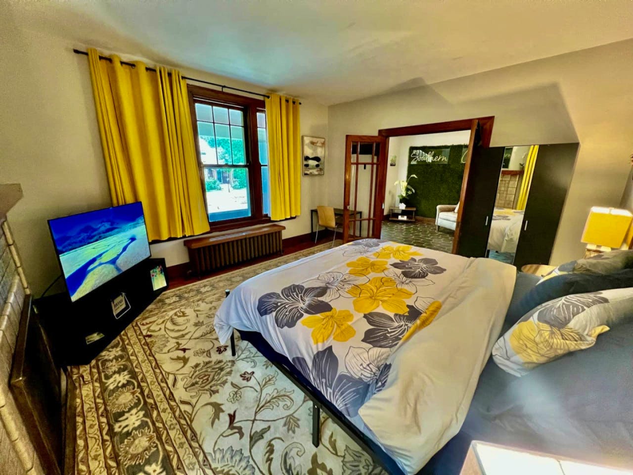 Southern Charm Private King Bedroom Suite 4 - Spacious Bedroom w/ relaxing view nearby Jerry McClatchey Field House - Gallery - 18