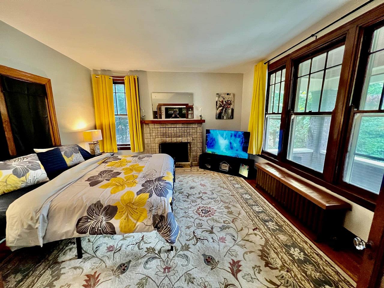 Southern Charm Private King Bedroom Suite 4 - Spacious Bedroom w/ relaxing view nearby Jerry McClatchey Field House - Gallery - 1