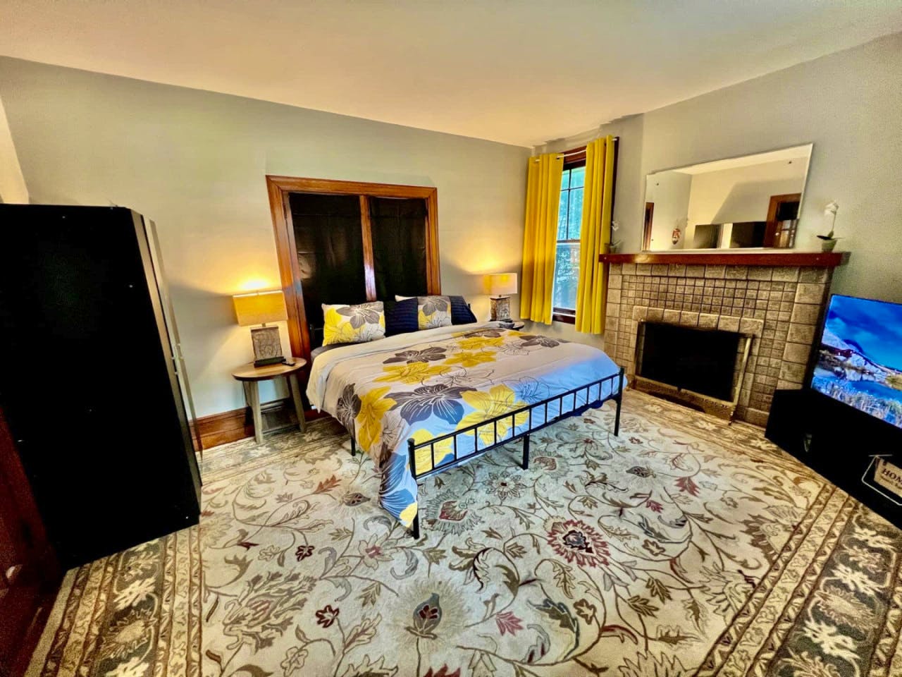 Southern Charm Private King Bedroom Suite 4 - Spacious Bedroom w/ relaxing view nearby Jerry McClatchey Field House - Gallery - 19