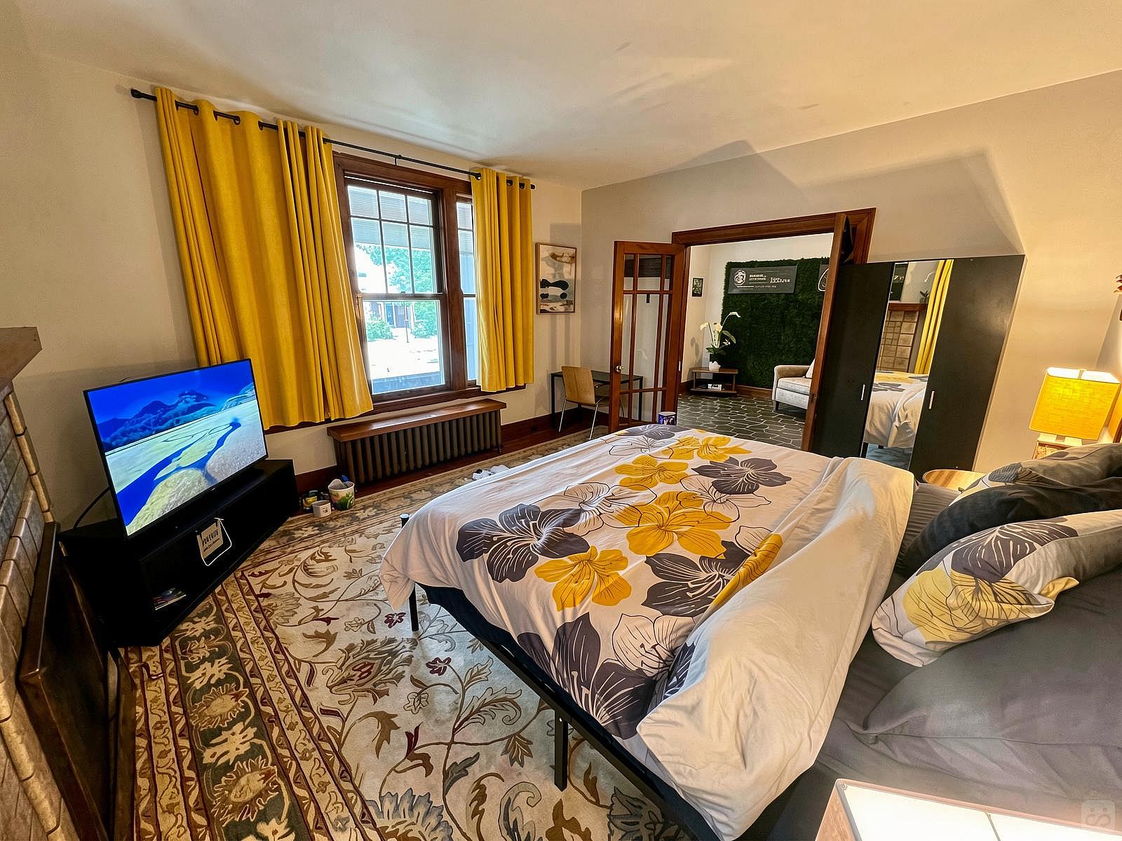 Southern Charm Private King Bedroom Suite 4 - Spacious Bedroom w/ relaxing view nearby Jerry McClatchey Field House - Gallery - 3