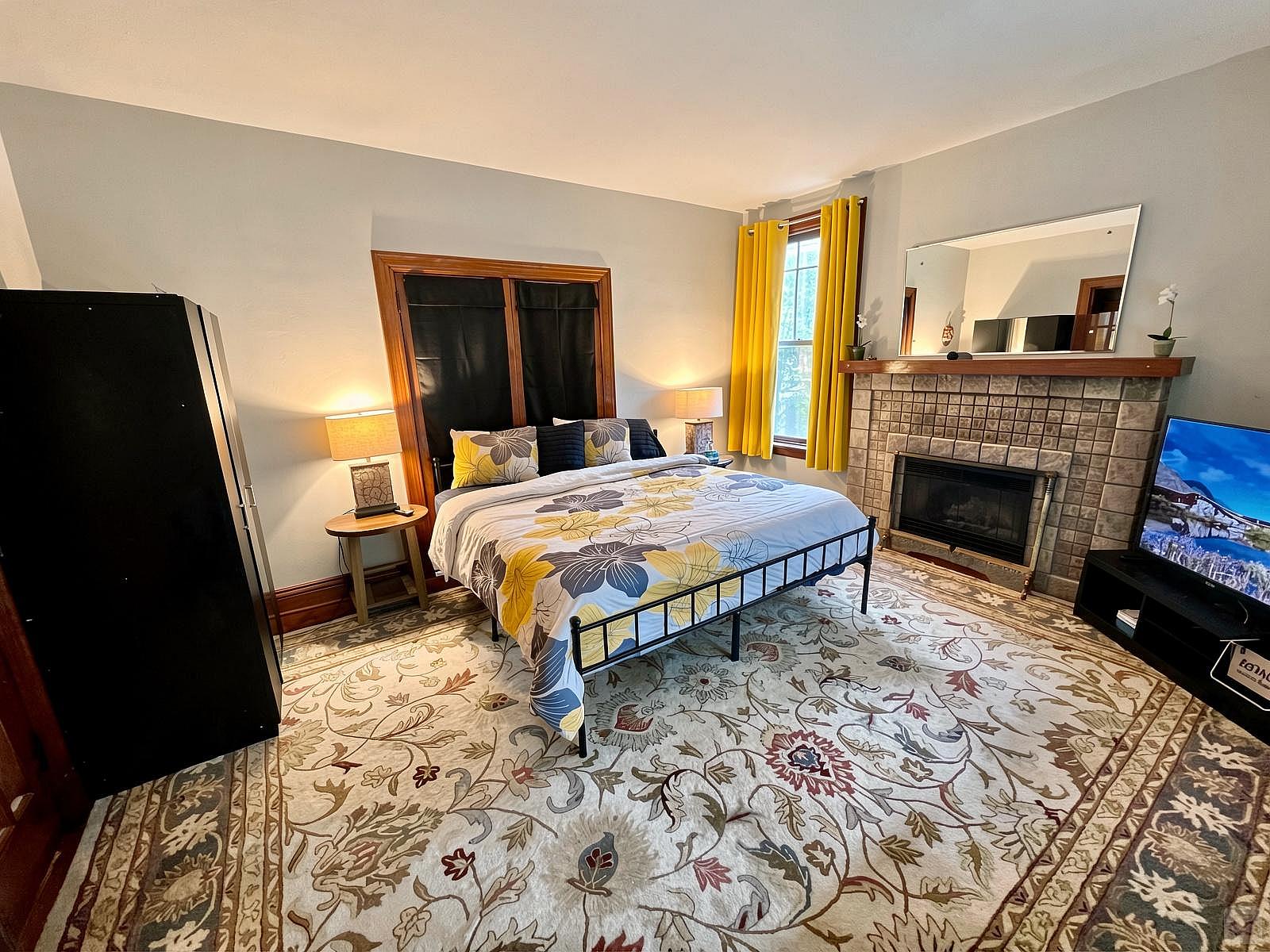 Southern Charm Private King Bedroom Suite 4 - Spacious Bedroom w/ relaxing view nearby Jerry McClatchey Field House - Gallery - 4