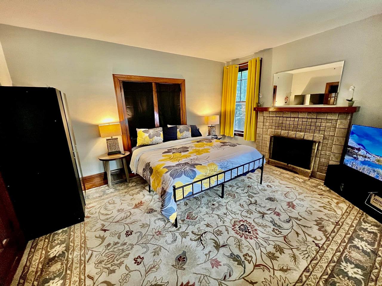 Southern Charm Private King Bedroom Suite 4 - Spacious Bedroom w/ relaxing view nearby Jerry McClatchey Field House - Gallery - 12