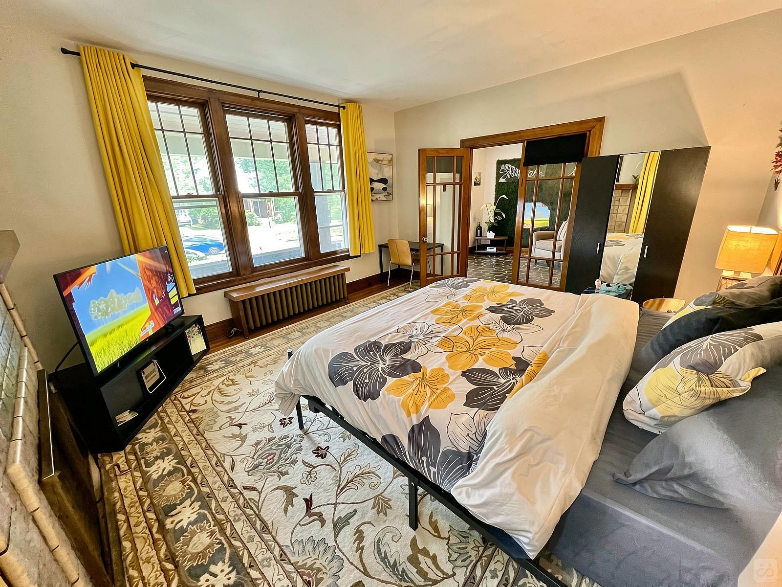 Southern Charm Private King Bedroom Suite 4 - Spacious Bedroom w/ relaxing view nearby Jerry McClatchey Field House - Gallery - 2