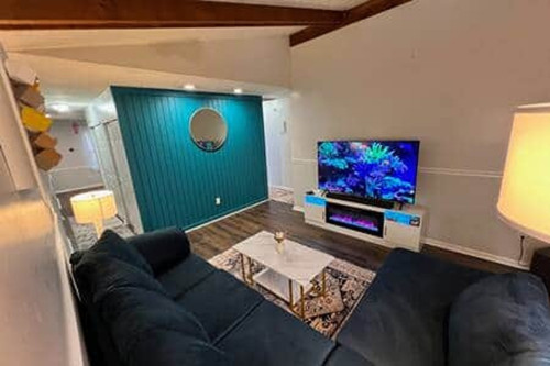 Chic House W/ Modern Amenities about 3-4 Miles near Guardian Angels Cemetery