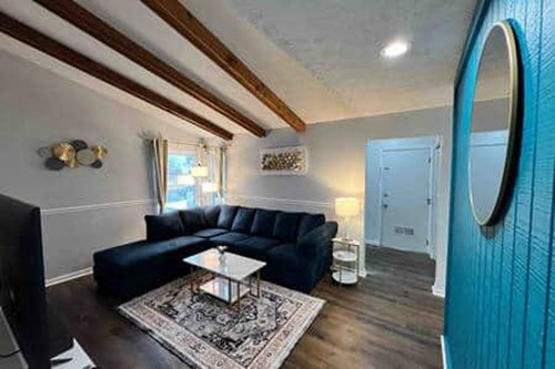 Chic House W/ Modern Amenities about 3-4 Miles near Guardian Angels Cemetery
