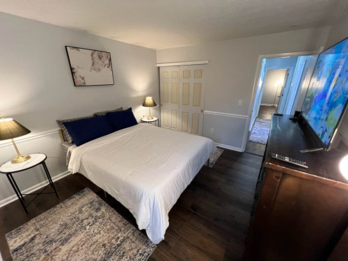 Chic W/ Modern Amenities about 3-4 Miles near Guardian Angels Cemetery House  - Gallery -  5