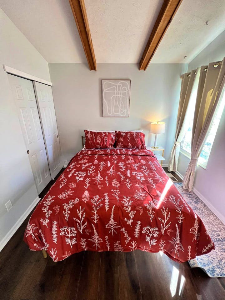 Serene Suburban Queen Suite 1 - Chic W/ Modern Amenities about 3-4 Miles near Guardian Angels Cemetery House - Gallery - 2