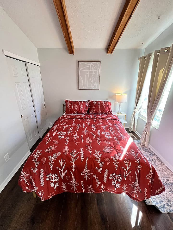 Serene Suburban Queen Suite 1 - Chic W/ Modern Amenities about 3-4 Miles near Guardian Angels Cemetery House - Gallery - 11