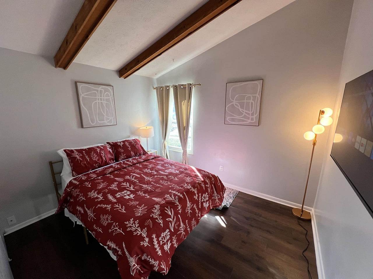 Serene Suburban Queen Suite 1 - Chic W/ Modern Amenities about 3-4 Miles near Guardian Angels Cemetery House - Gallery - 9