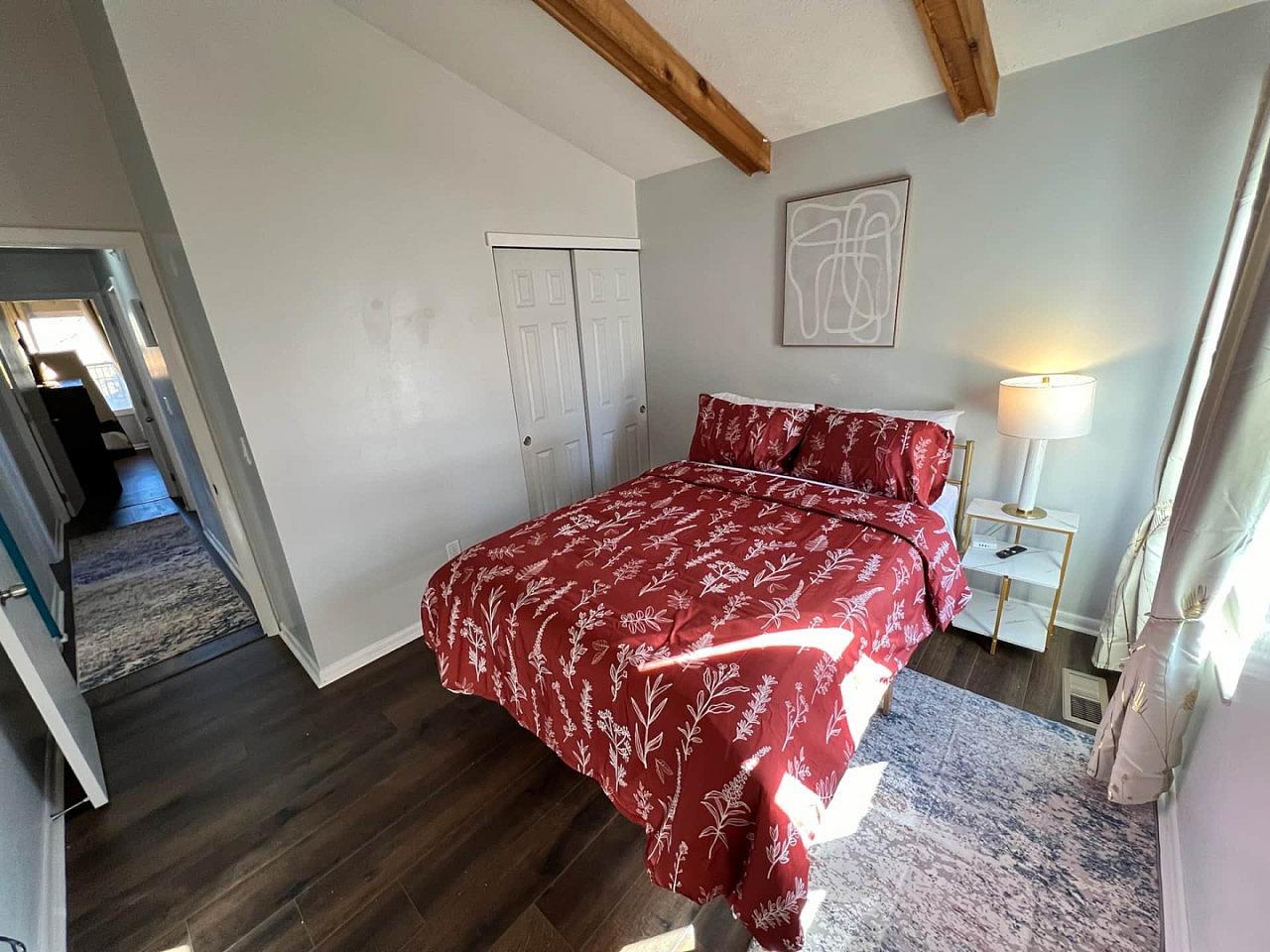 Serene Suburban Queen Suite 1 - Chic W/ Modern Amenities about 3-4 Miles near Guardian Angels Cemetery House - Gallery - 7