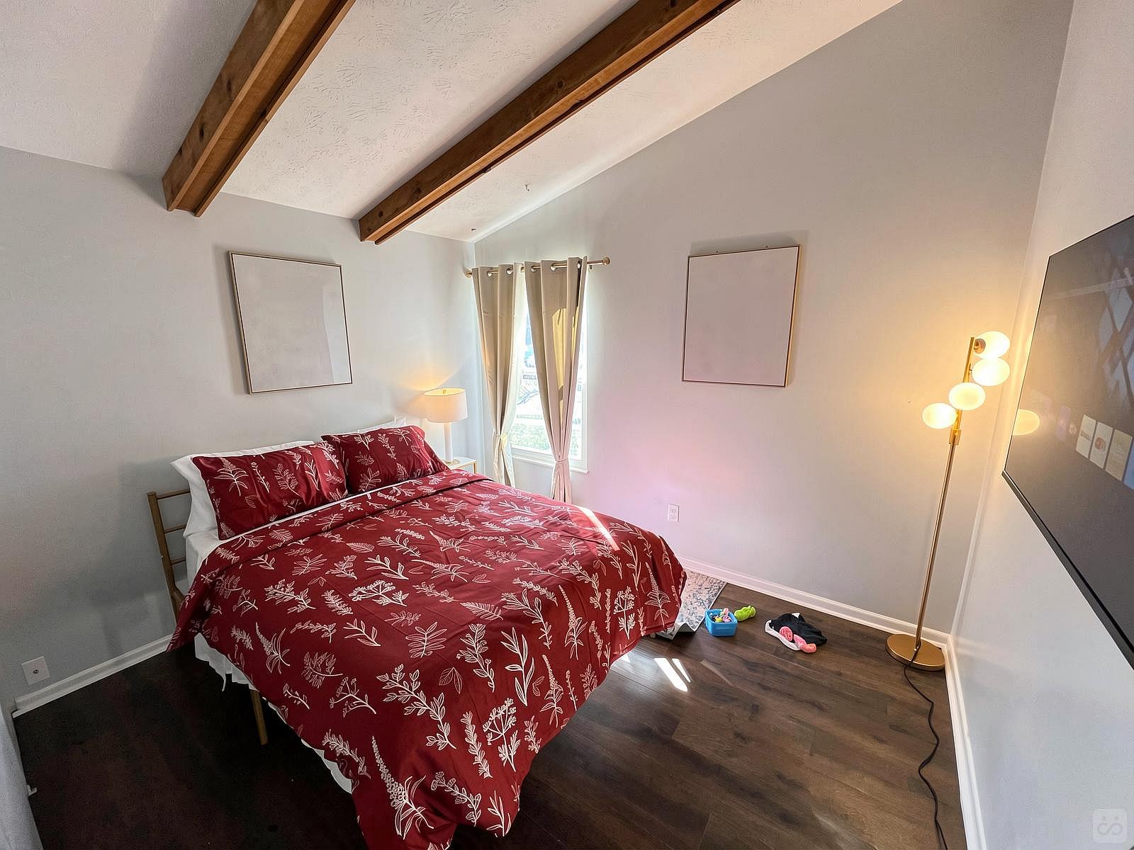 Serene Suburban Queen Suite 1 - Chic W/ Modern Amenities about 3-4 Miles near Guardian Angels Cemetery House - Gallery - 1