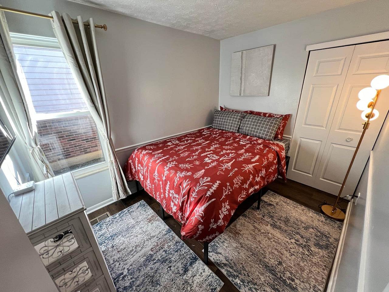 Serene Suburban Queen Suite 2 - Chic W/ Modern Amenities about 3-4 Miles near Guardian Angels Cemetery House - Gallery - 17