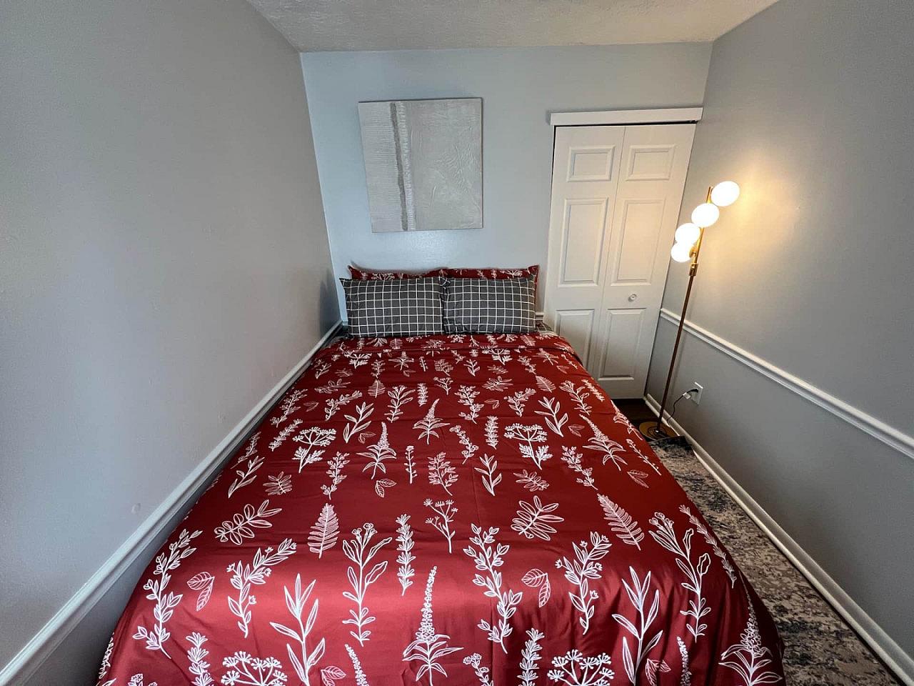 Serene Suburban Queen Suite 2 - Chic W/ Modern Amenities about 3-4 Miles near Guardian Angels Cemetery House - Gallery - 1