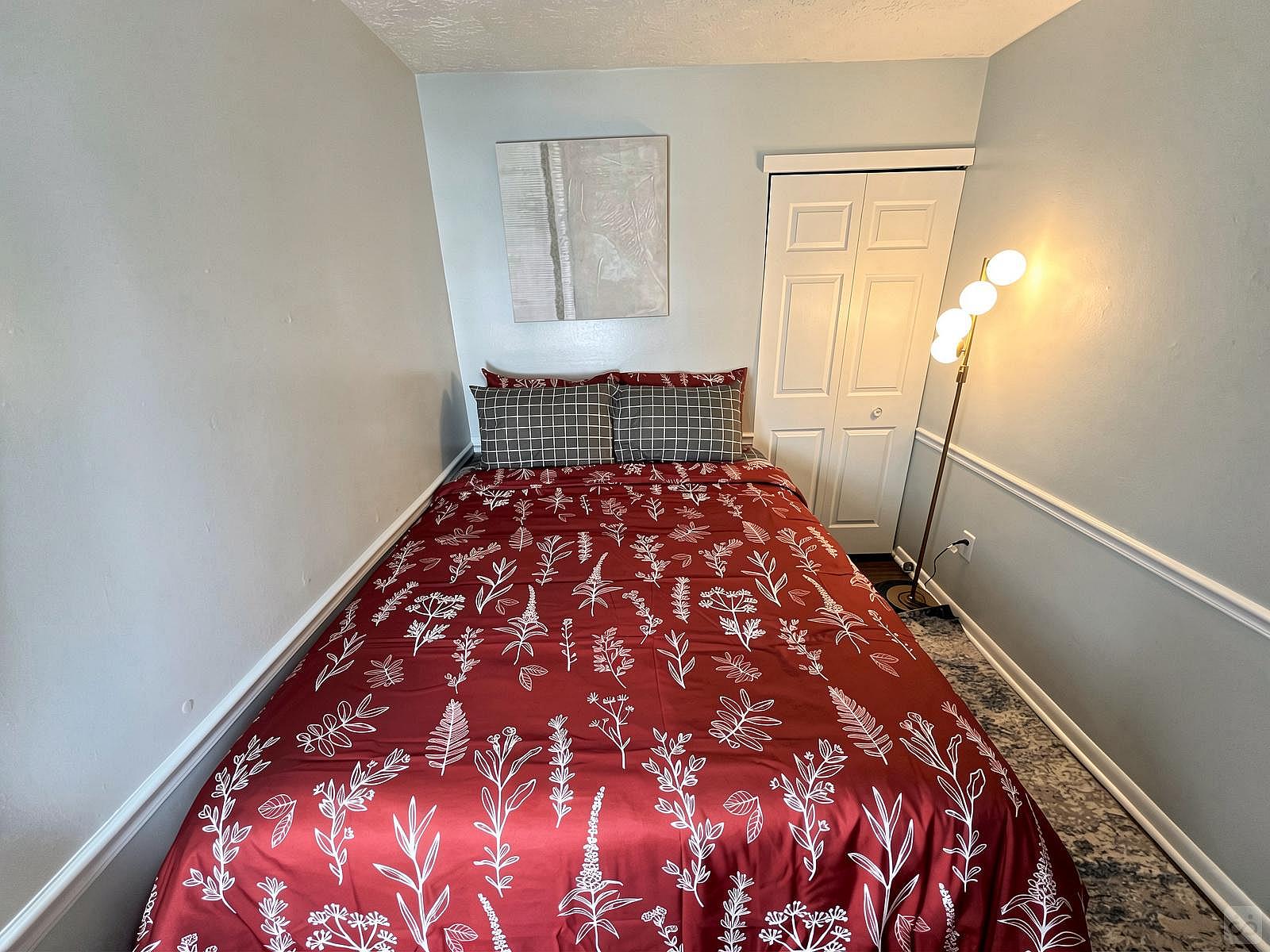 Serene Suburban Queen Suite 2 - Chic W/ Modern Amenities about 3-4 Miles near Guardian Angels Cemetery House - Gallery - 5