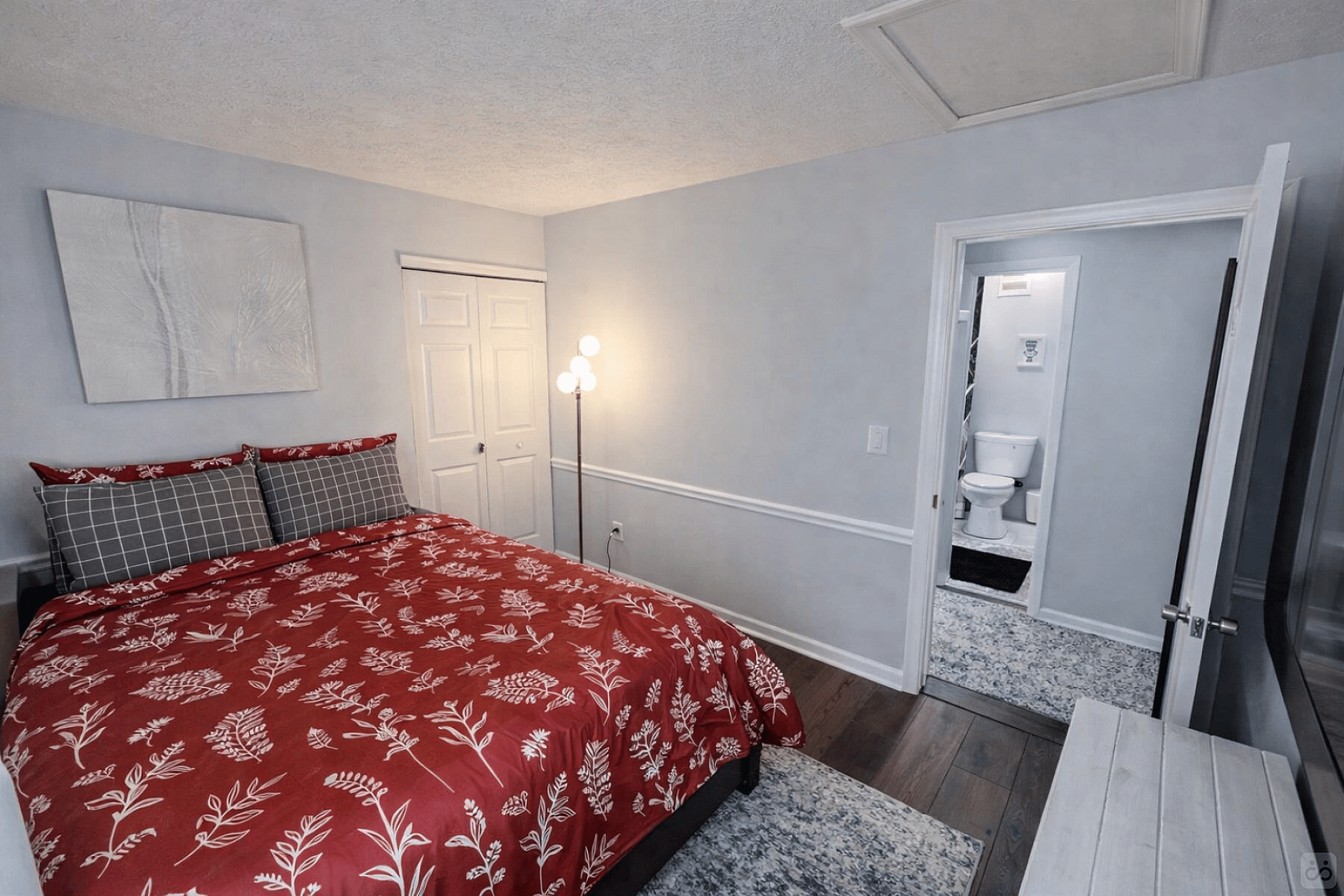 Serene Suburban Queen Suite 2 - Chic W/ Modern Amenities about 3-4 Miles near Guardian Angels Cemetery House - Gallery - 7