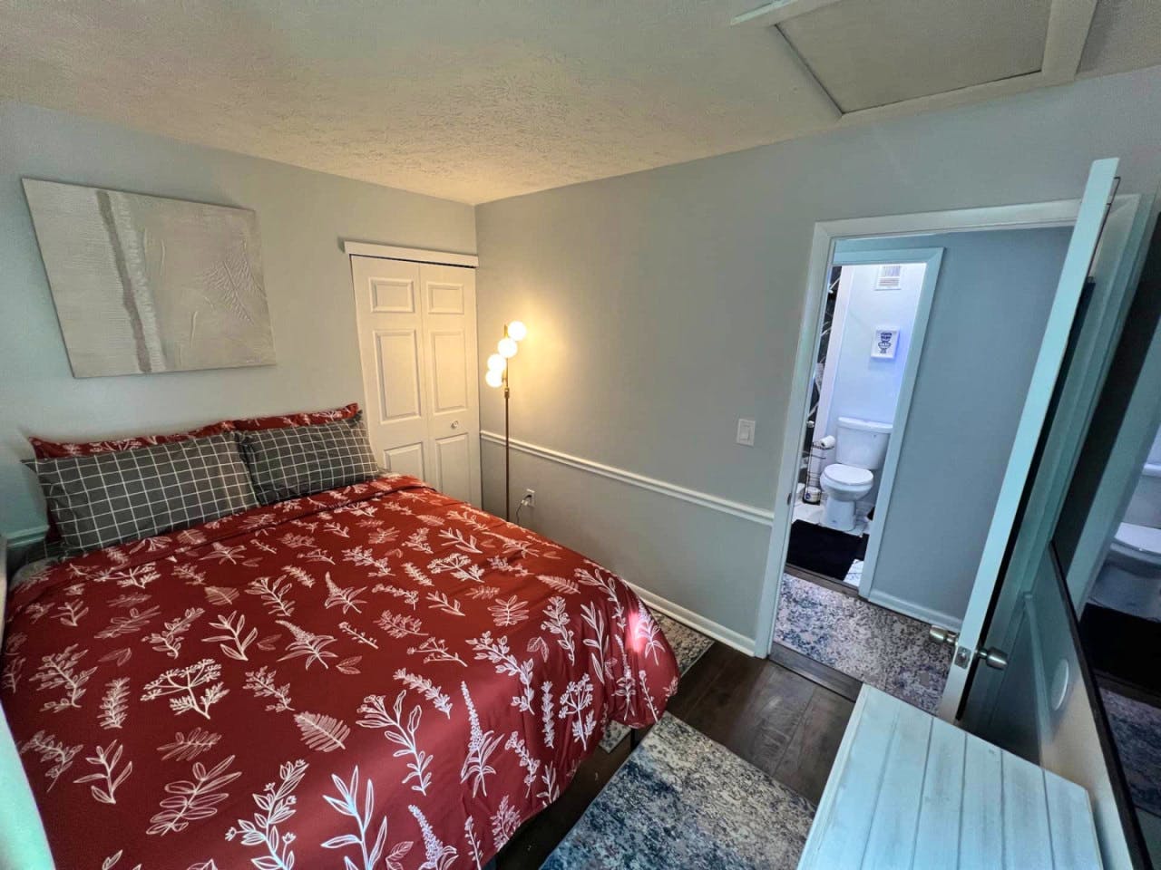 Serene Suburban Queen Suite 2 - Chic W/ Modern Amenities about 3-4 Miles near Guardian Angels Cemetery House - Gallery - 12