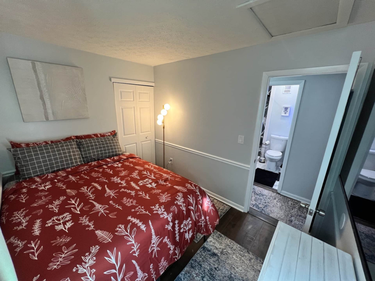 Serene Suburban Queen Suite 2 - Chic W/ Modern Amenities about 3-4 Miles near Guardian Angels Cemetery House - Gallery - 16