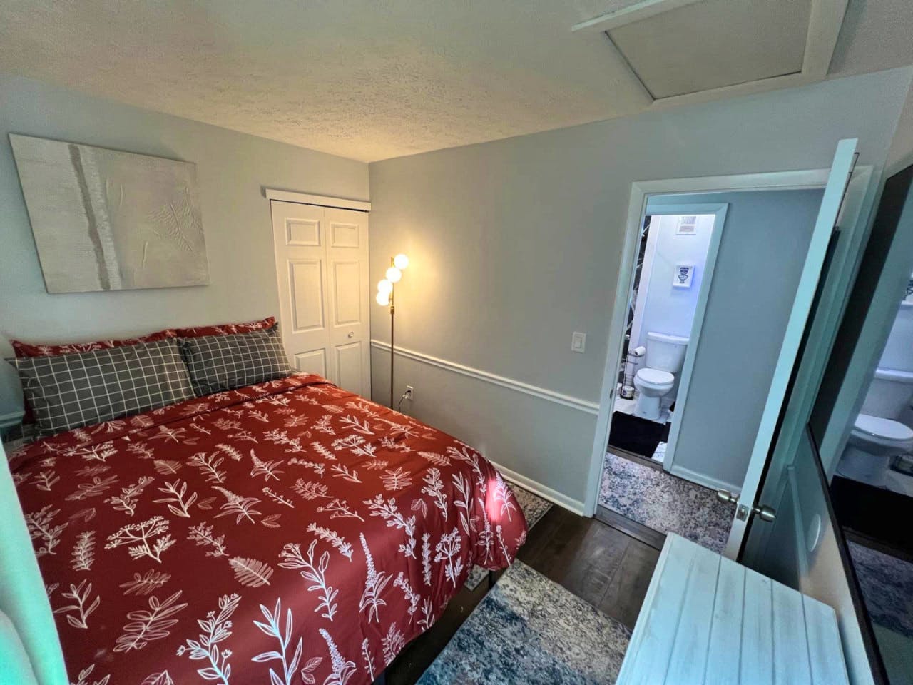 Serene Suburban Queen Suite 2 - Chic W/ Modern Amenities about 3-4 Miles near Guardian Angels Cemetery House - Gallery - 11
