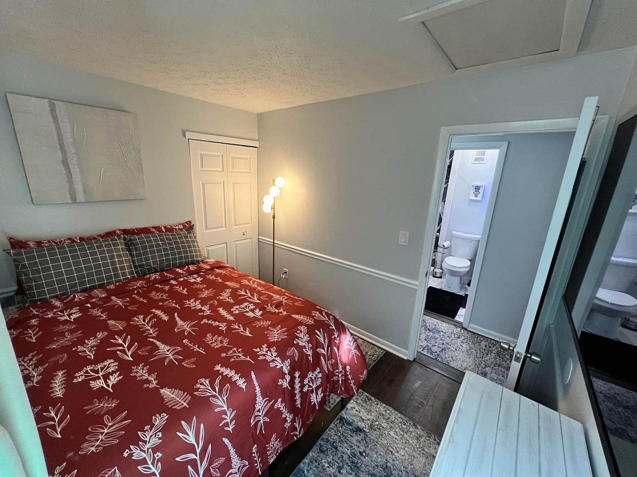 Serene Suburban Queen Suite 2 - Chic W/ Modern Amenities about 3-4 Miles near Guardian Angels Cemetery House - Gallery - 19
