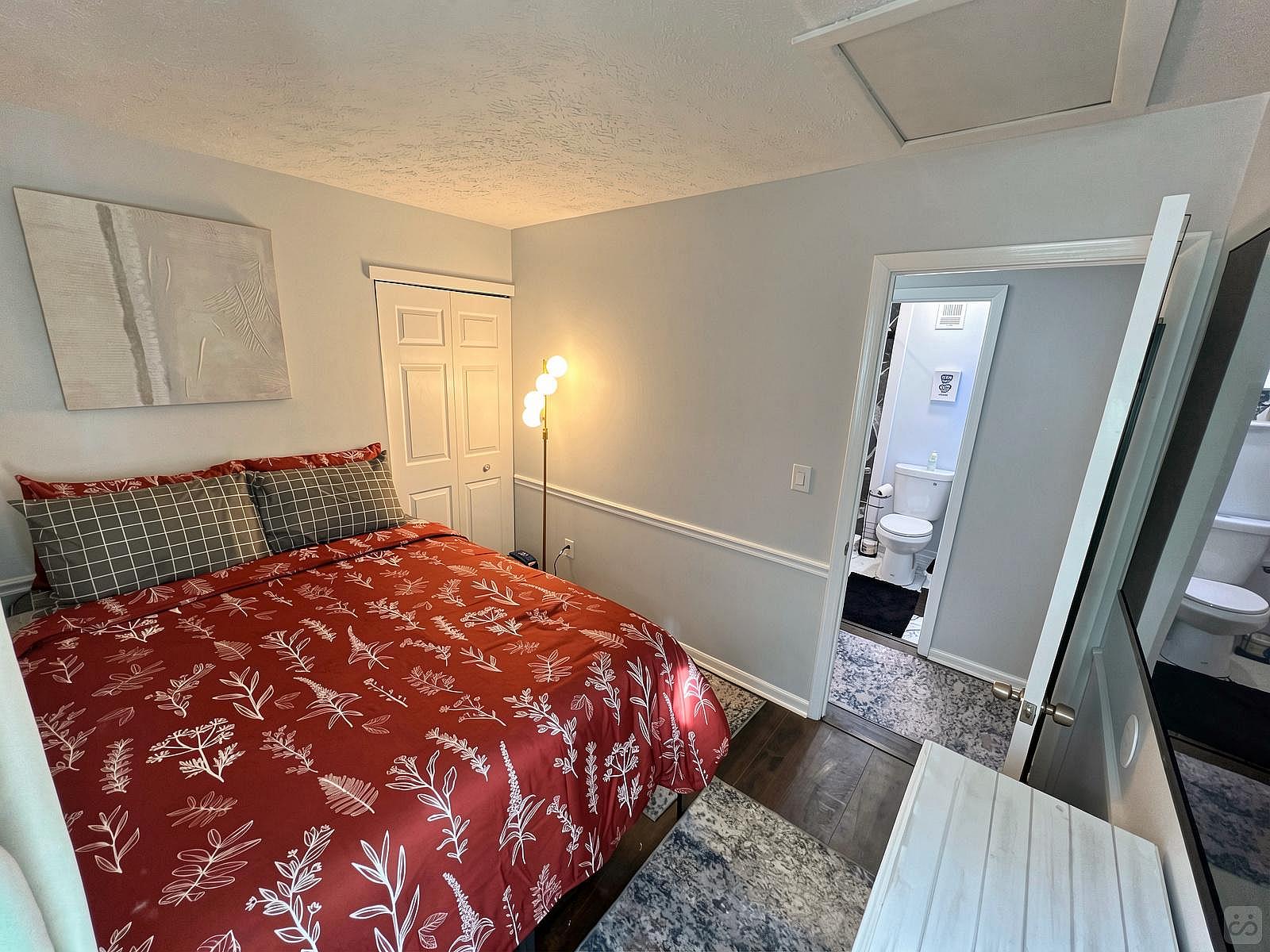 Serene Suburban Queen Suite 2 - Chic W/ Modern Amenities about 3-4 Miles near Guardian Angels Cemetery House - Gallery - 6