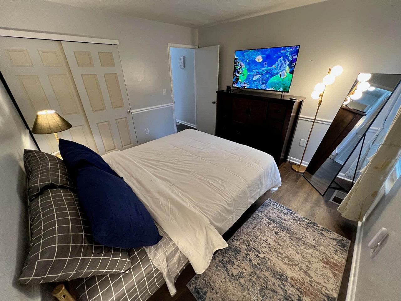 Serene Suburban Queen Suite 3 - Chic W/ Modern Amenities about 3-4 Miles near Guardian Angels Cemetery House - Gallery - 14