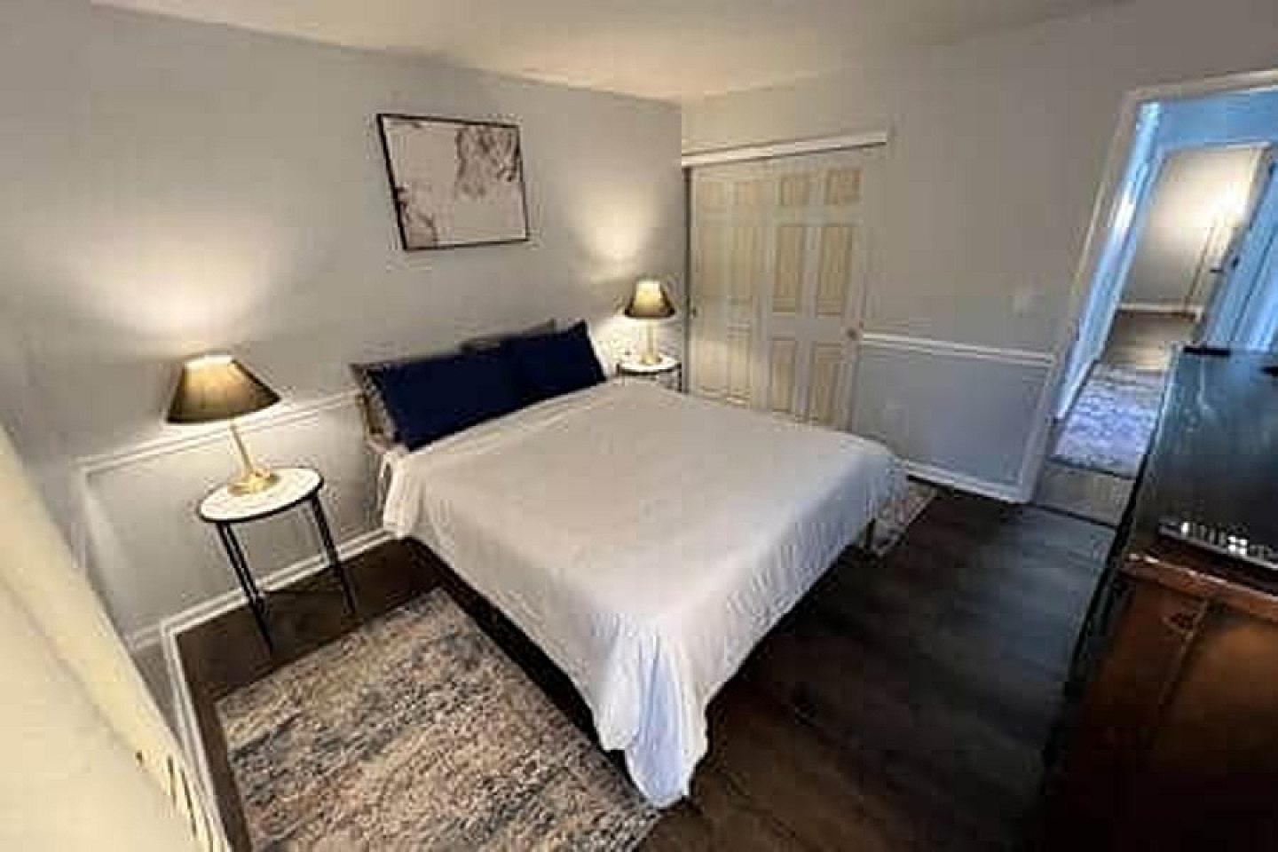 Serene Suburban Queen Suite 3 - Chic W/ Modern Amenities about 3-4 Miles near Guardian Angels Cemetery House - Gallery - 16