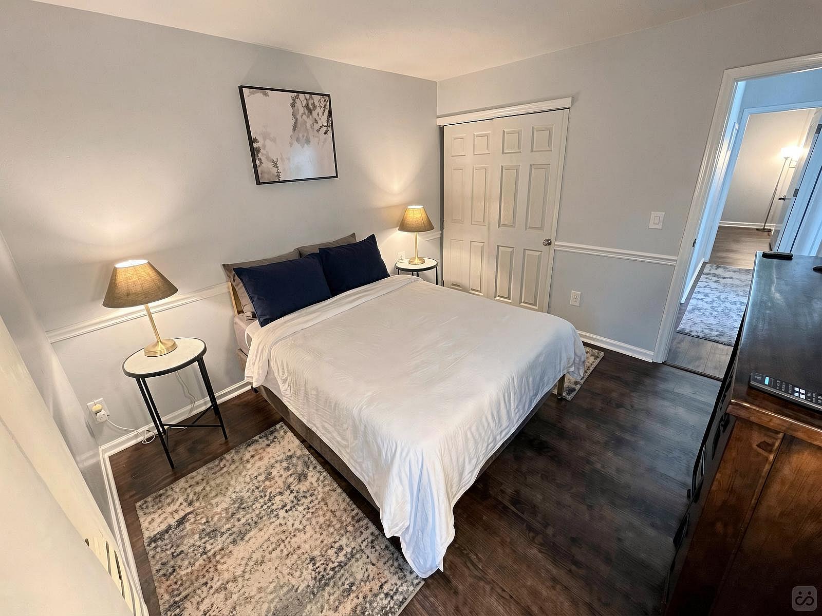 Serene Suburban Queen Suite 3 - Chic W/ Modern Amenities about 3-4 Miles near Guardian Angels Cemetery House - Gallery - 20