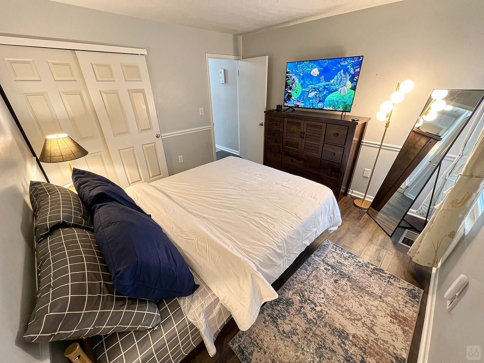 Serene Suburban Queen Suite 3 - Chic W/ Modern Amenities about 3-4 Miles near Guardian Angels Cemetery House - Gallery - 18