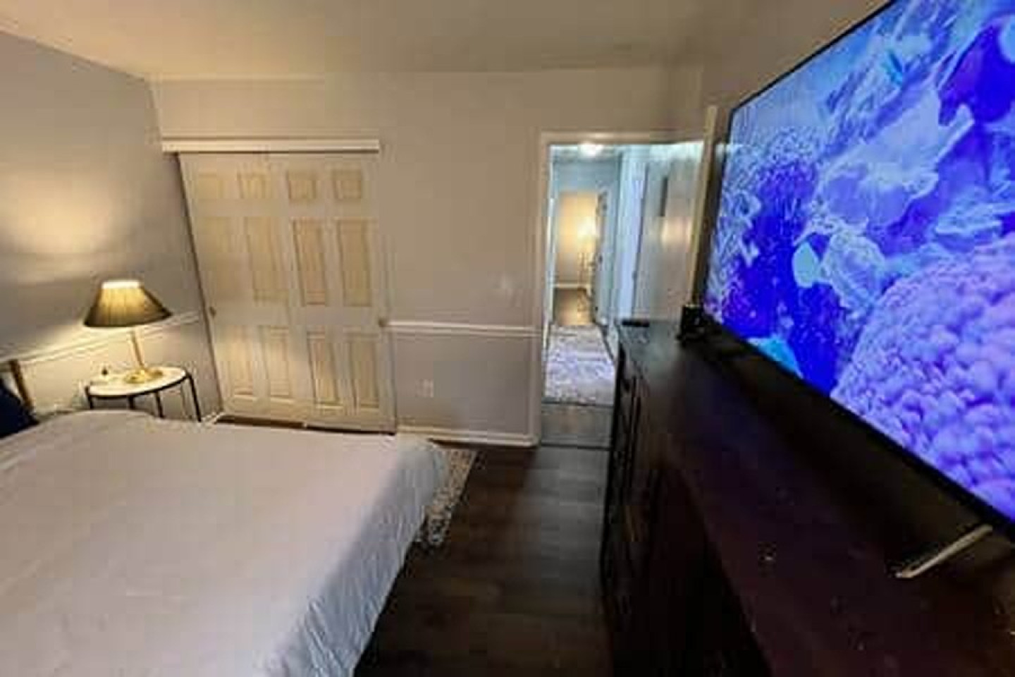 Serene Suburban Queen Suite 3 - Chic W/ Modern Amenities about 3-4 Miles near Guardian Angels Cemetery House - Gallery - 1