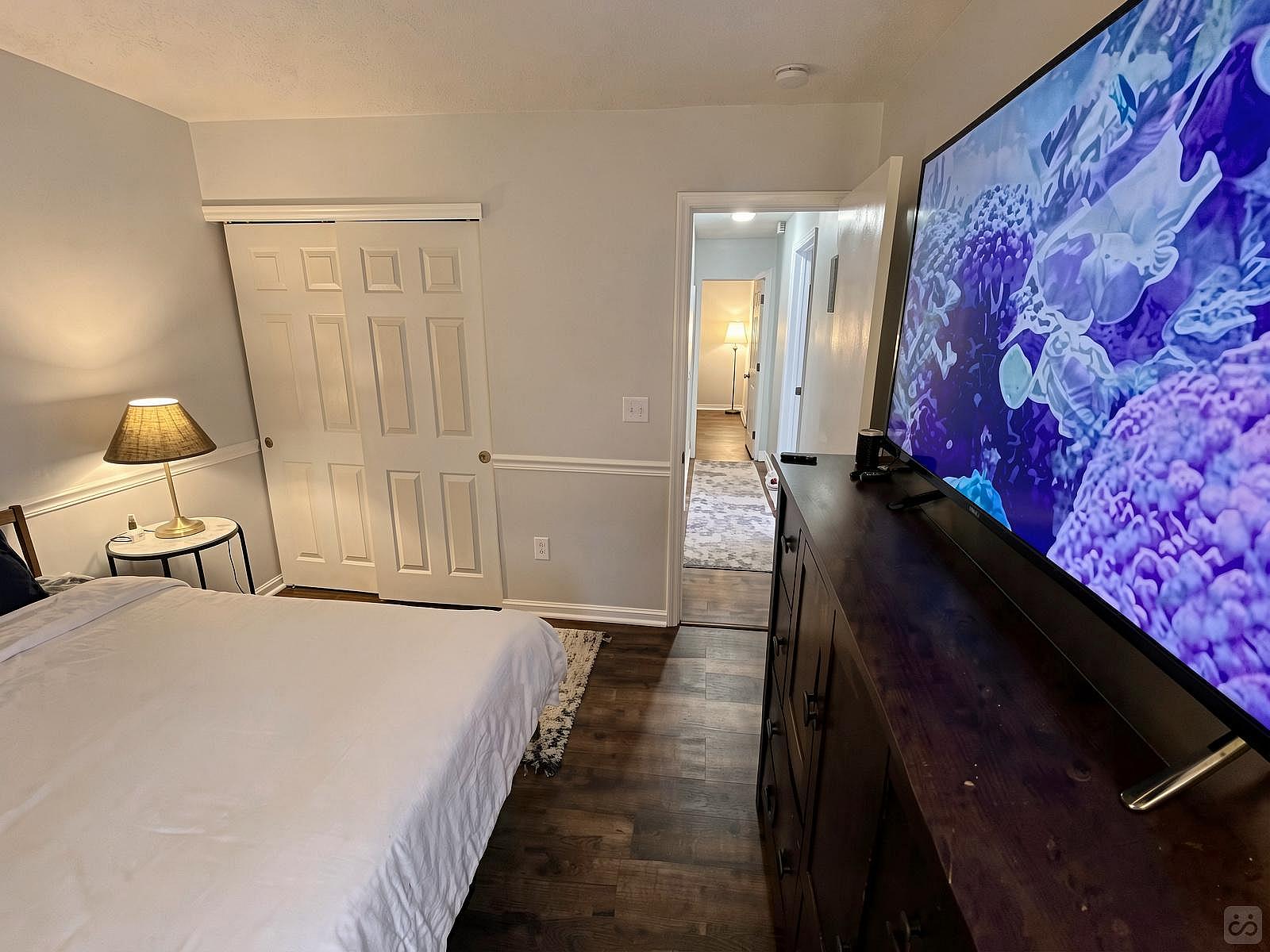 Serene Suburban Queen Suite 3 - Chic W/ Modern Amenities about 3-4 Miles near Guardian Angels Cemetery House - Gallery - 19