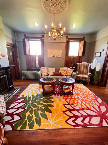 Spacious Bedroom w/ relaxing view nearby Whitton Container Service