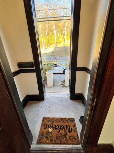 Spacious Bedroom w/ relaxing view nearby Whitton Container Service