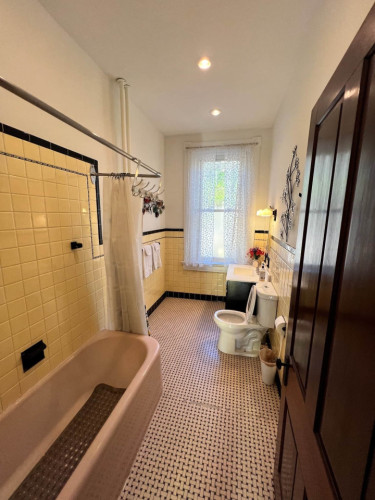Spacious Bedroom w/ relaxing view nearby Whitton Container Service