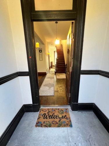 Spacious Bedroom w/ relaxing view nearby Whitton Container Service