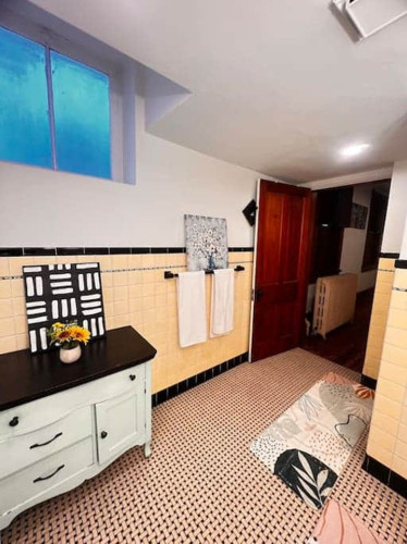 Spacious Bedroom w/ relaxing view nearby Whitton Container Service